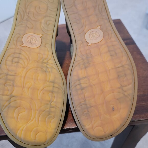 Born "Cove Modern" Olive Suede Sandal - Size 9 - Picture 3 of 4